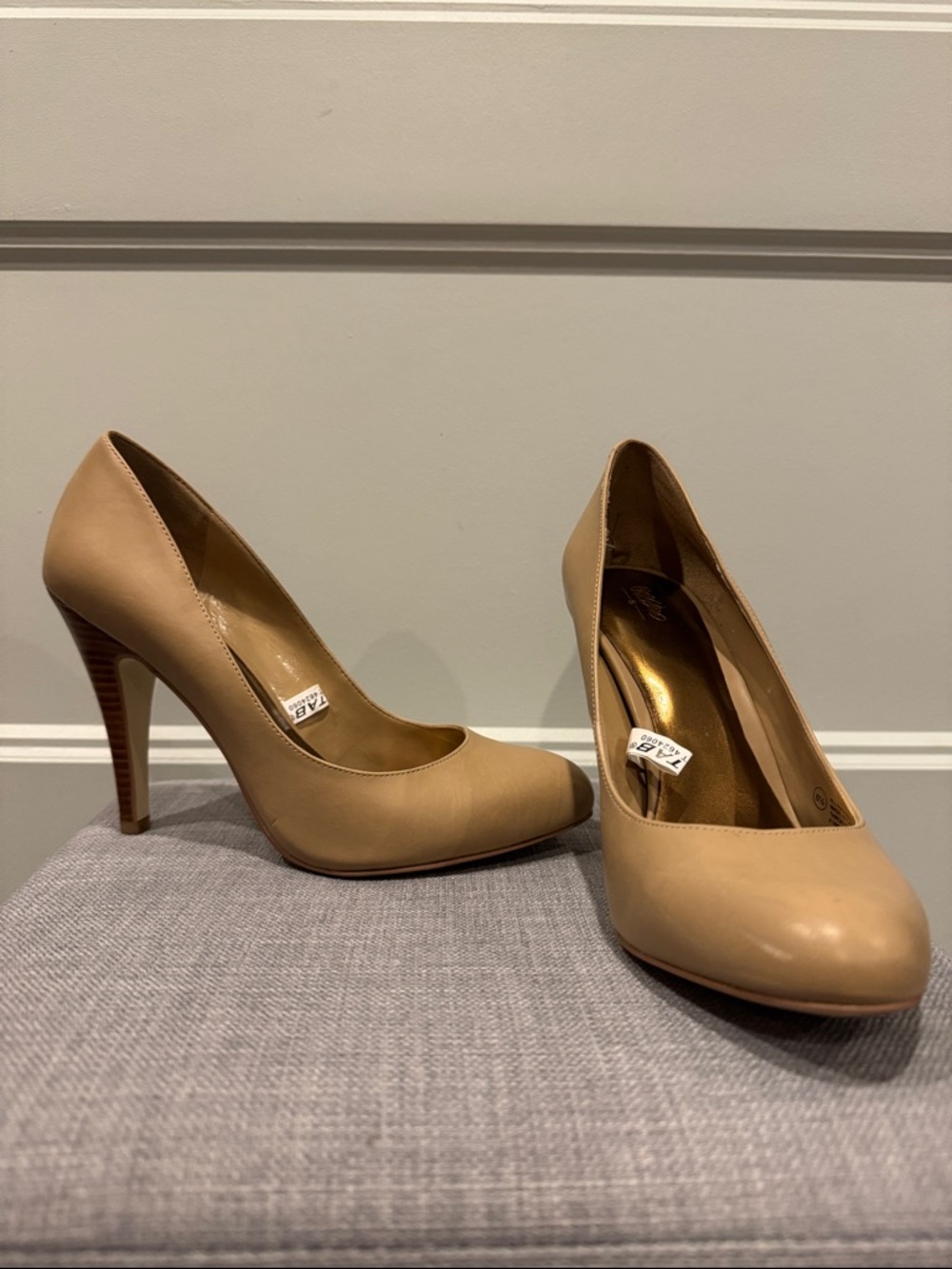 Mossimo nude almond toe pump 6.5
